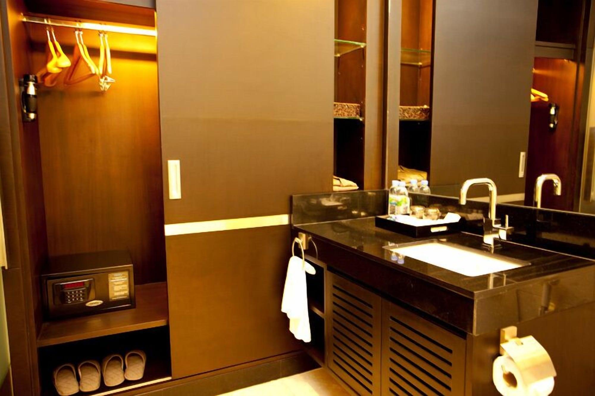 Pietra Bangkok Hotel Екстериор снимка
