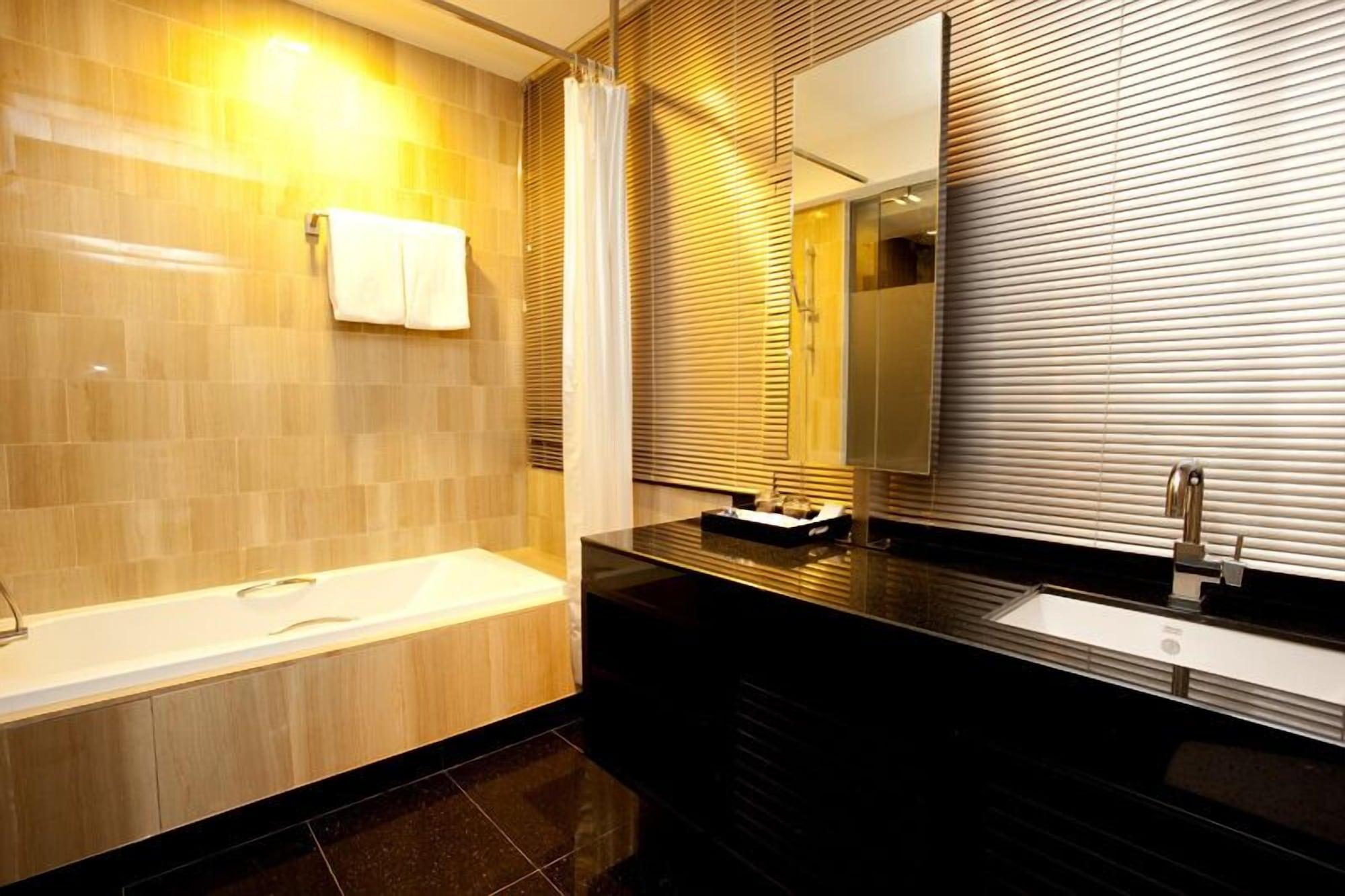 Pietra Bangkok Hotel Екстериор снимка