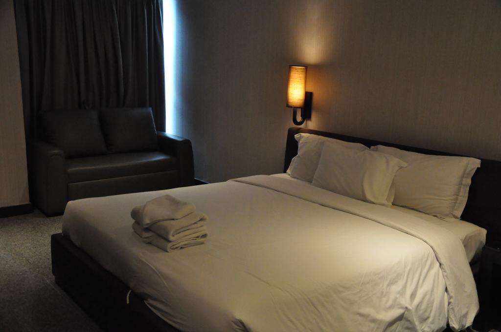 Pietra Bangkok Hotel Екстериор снимка